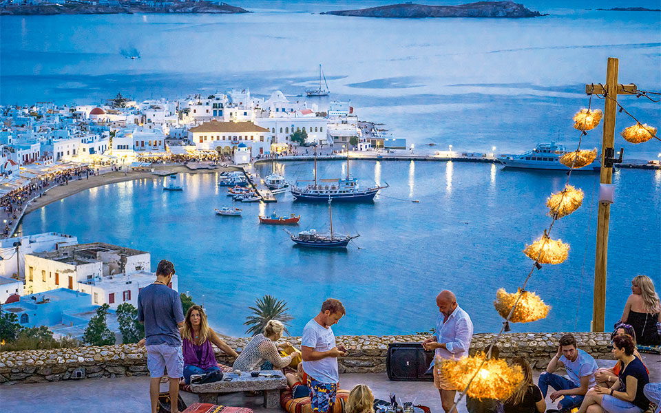 οι-έλληνες-στη-σκιάθο-οι-ξένοι-στη-μύκο-2253450