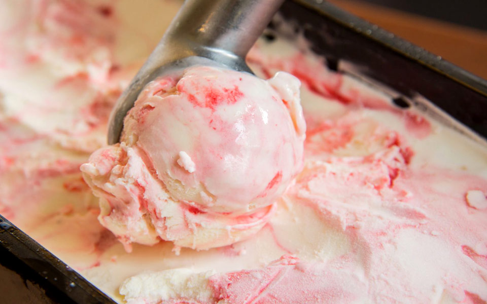 πώς-δίνουμε-χρώμα-στο-παγωτό-2249841