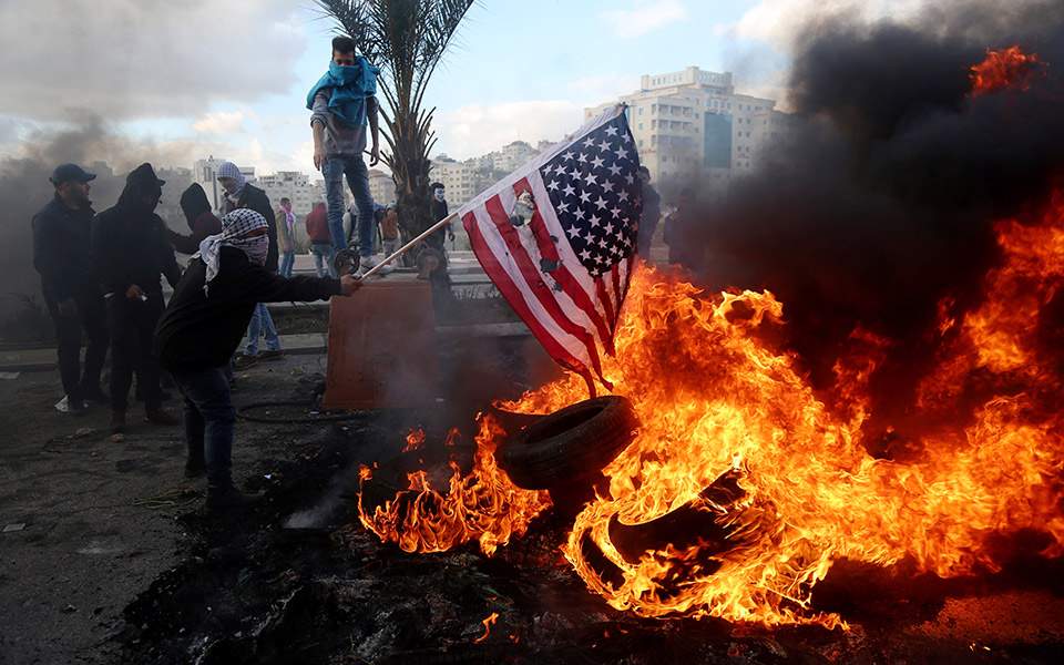 ενας-πυρομανής-τραμπ-μέσα-σε-πυριτιδα-2251480