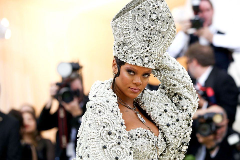 h-riri-εμφανίστηκε-ως-θηλυκός-πάπας-και-το-twitter-2249197