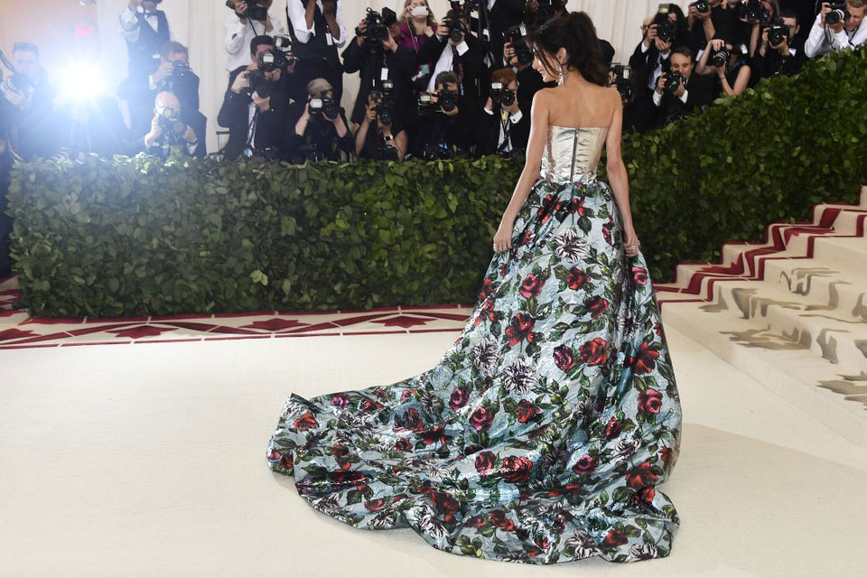 το-κρυφό-νόημα-πίσω-από-το-φόρεμα-της-amal-clooney-2249137