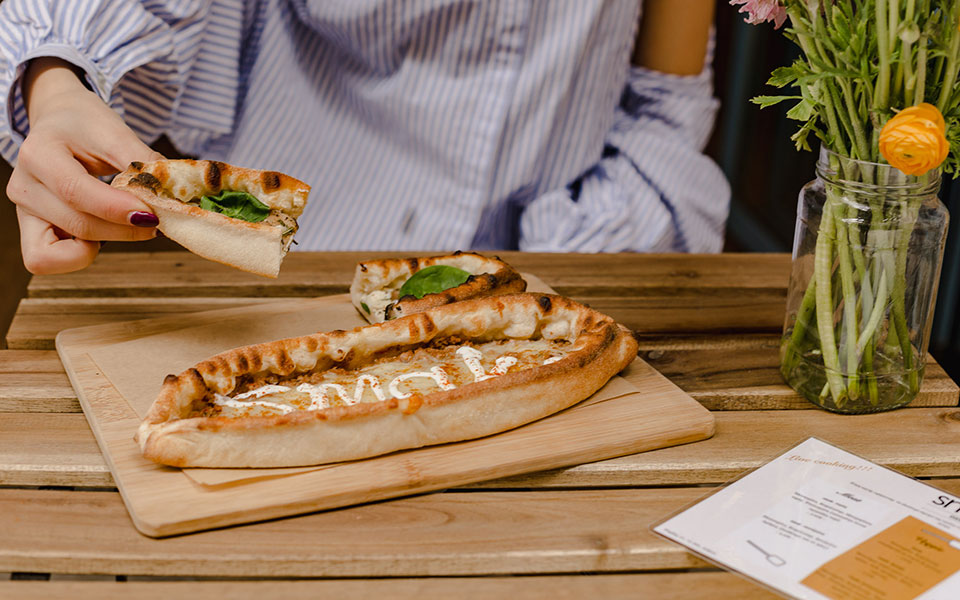 πού-φτιάχνουν-πεϊνιρλί-με-ζυμάρι-αργή-2248935