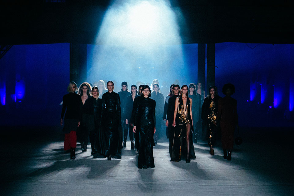 το-fashion-show-του-στέλιου-κουδουνάρη-μας-ταξίδ-2250546