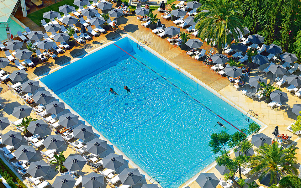 βουτιές-στο-hilton-2250974