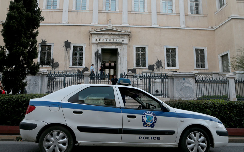 δικαστές-στε-oταν-υποχωρούν-οι-θεσμοί-2251858