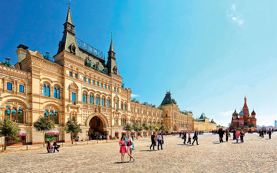 h-mόσχα-παίζει-μπάλα-2259064