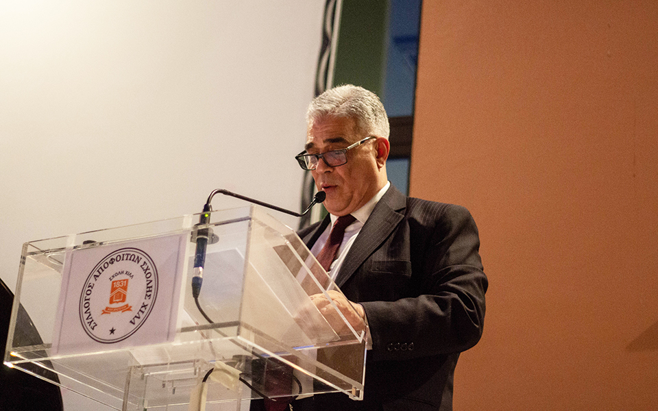 h-πλακιώτικη-αυλή-των-θαυμάτων-και-των-α-2254949