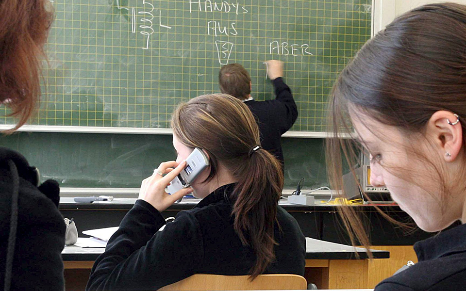 h-γαλλία-θέλει-να-απαγορεύσει-τα-κινητά-2254912