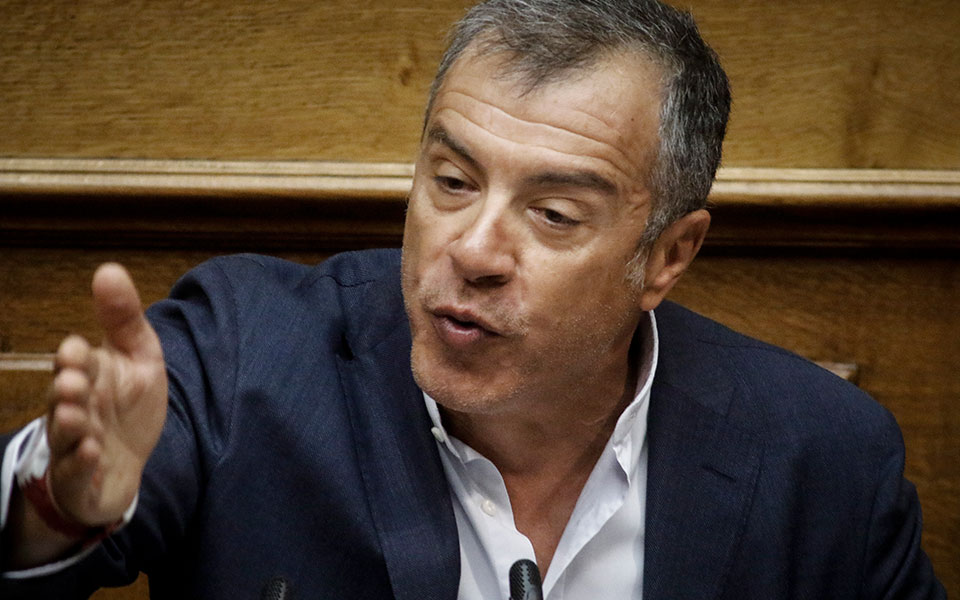 θεοδωράκης-στη-μάρκου-τα-ψηλοτάκουνά-2256067