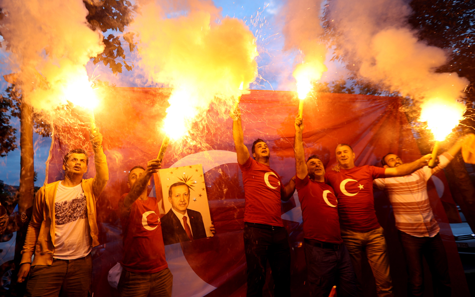 οι-υποστηρικτές-του-ερντογάν-πανηγυρ-2258219
