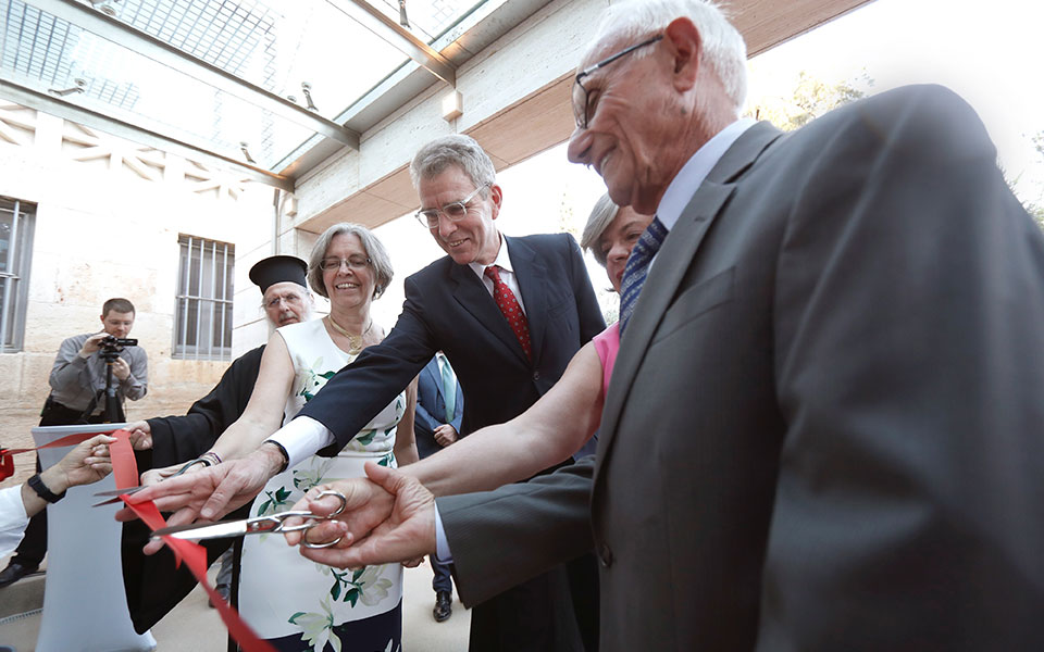 με-το-δεξί-στη-νέα-ωραία-πτέρυγα-ιωάν-2255115