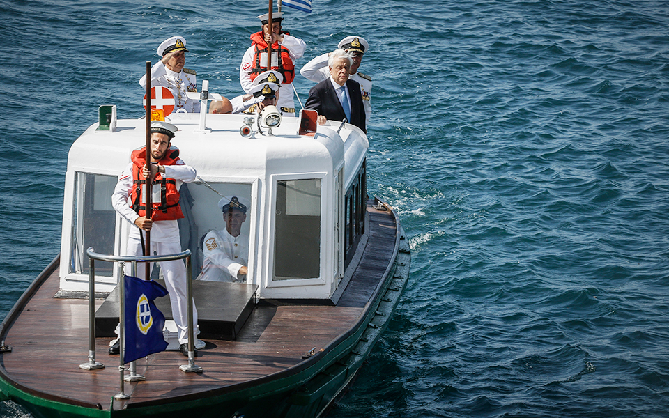 ο-πρόεδρος-της-δημοκρατίας-επιθεώρησ-2255585