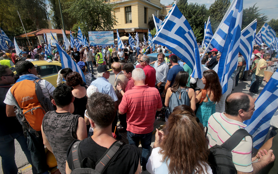 στο-παράλληλο-σύμπαν-των-οπαδών-του-αρ-2258038