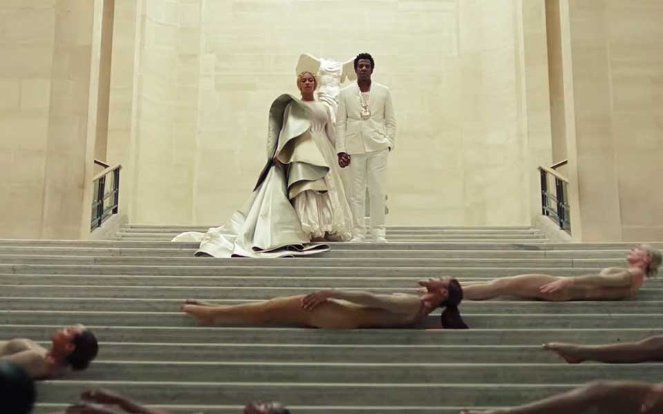 στο-λούβρο-το-νέο-βιντεοκλίπ-των-μπιγι-2257218