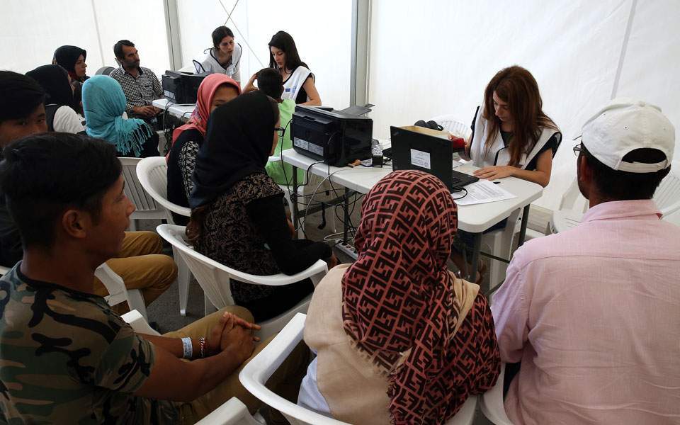 σπίτι-και-μετρητά-για-πρόσφυγες-2253798