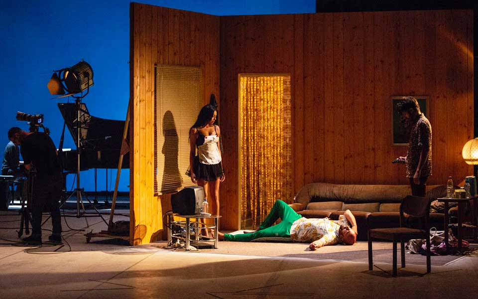 μια-πορνοστάρ-στο-φεστιβάλ-αθηνών-2258005