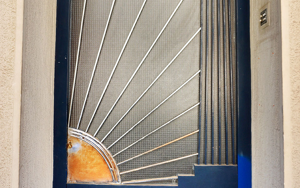 η-δεκαετία-του-1930-σε-ένα-διώροφο-στου-μακ-2254750