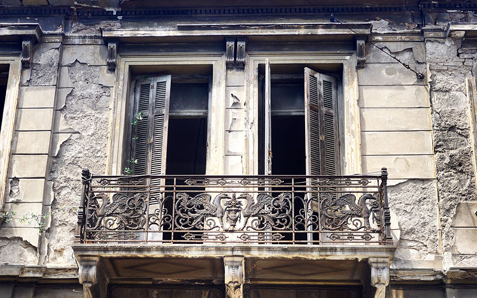 τα-θεατρικά-σκηνικά-της-οδού-κριεζή-2259276