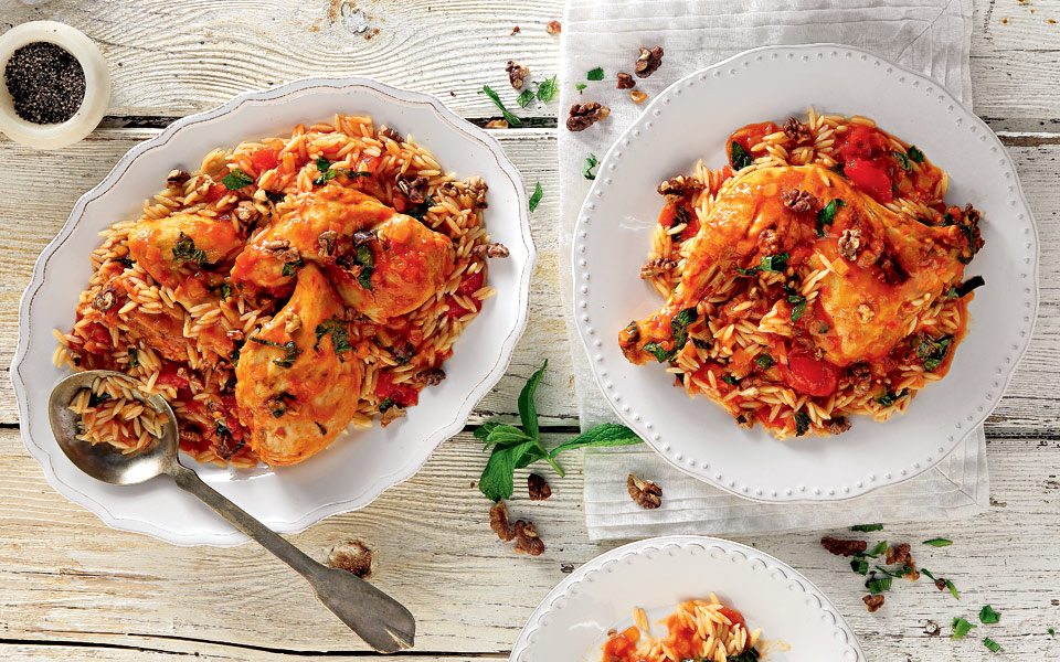 κόκορας-κοκκινιστός-με-δυόσμο-και-καρ-2256351