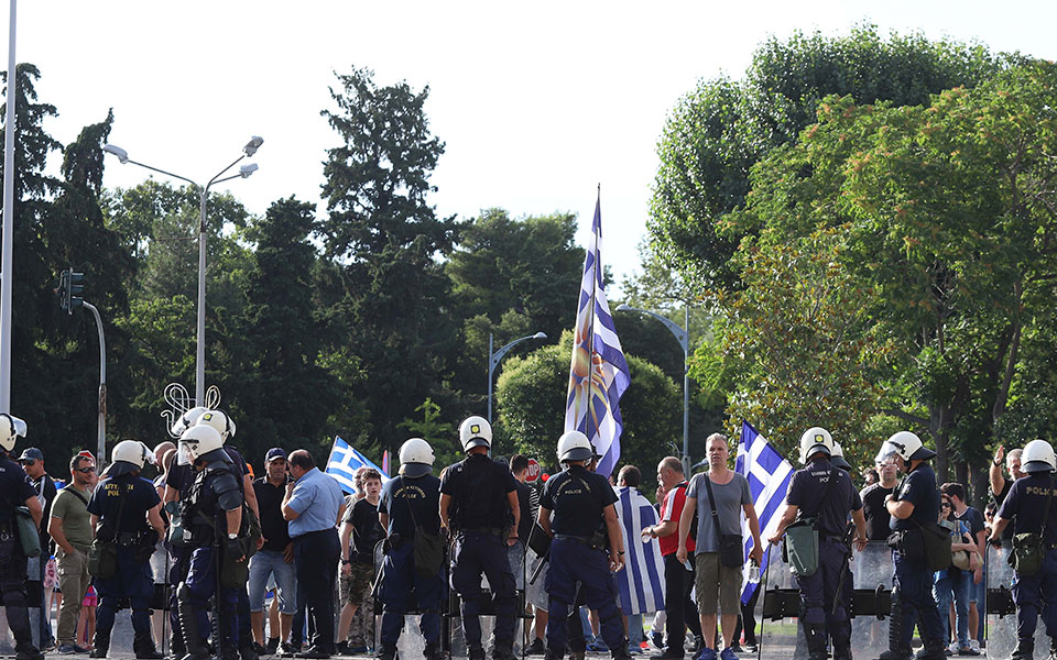 δύο-συλλήψεις-για-τα-επεισόδια-έξω-από-2259463