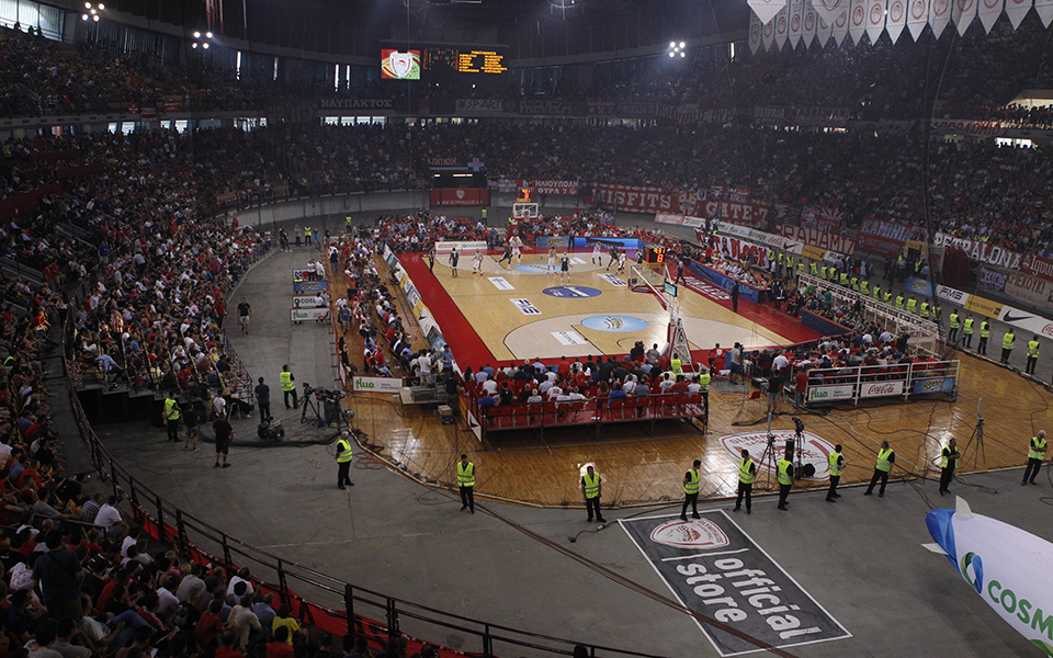 επεισόδια-και-επτά-συλλήψεις-έξω-από-τ-2254804