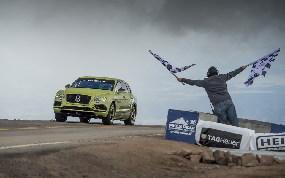 h-bentley-bentayga-σπάει-το-ρεκόρ-των-suv-στο-pikes-peak-2259091