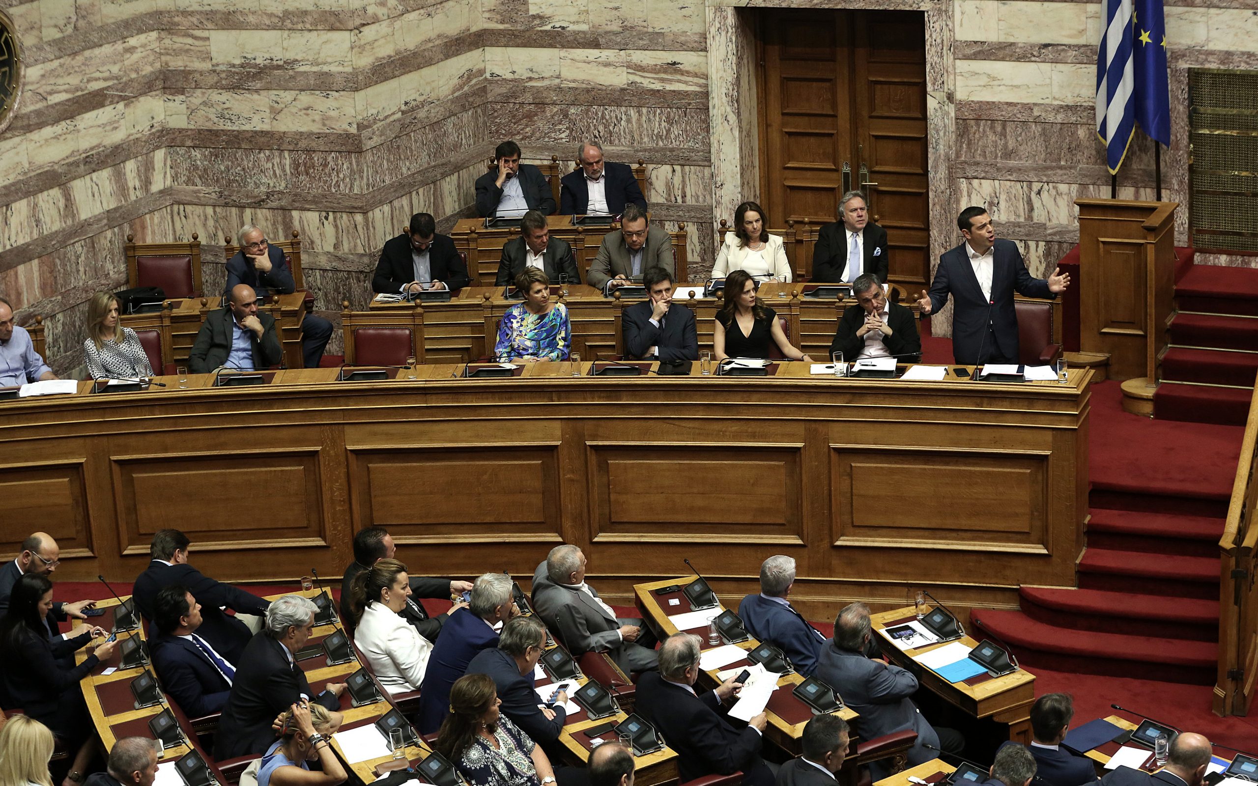 βουλή-πρόταση-δυσπιστίας-με-φόντο-τα-σ-2256129