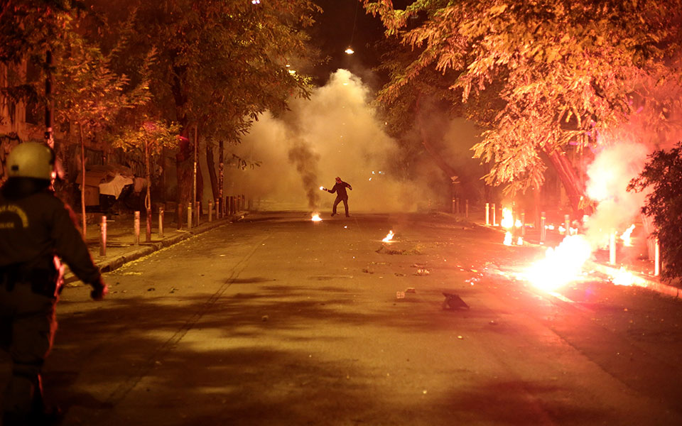 το-γιαούρτι-και-το-μαχαίρι-2253886