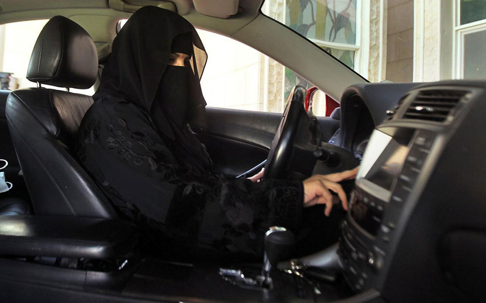 ελεύθερες-μπροστά-στο-βολάν-2258459