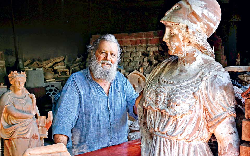 το-πήλινο-σύμπαν-του-χαράλαμπου-γκούμ-2256521