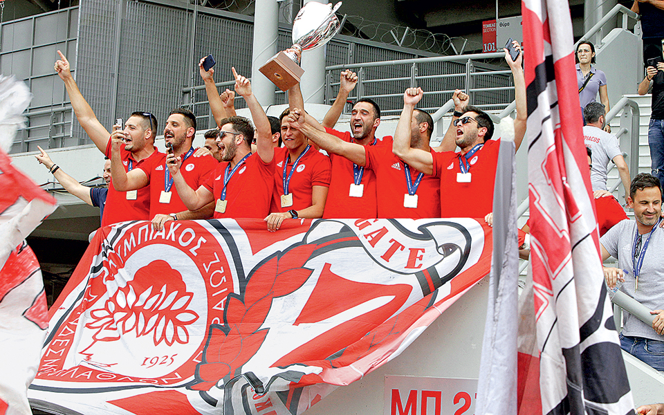 πόλο-ολυμπιακός-ομάδα-και-οικογένει-2255515