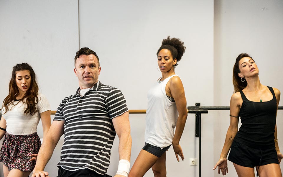 μια-παρέα-τραγουδάει-και-χορεύει-2259033