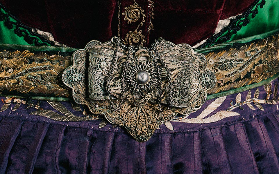 ενδυματολογικός-πλούτος-στο-χαρτί-2257796