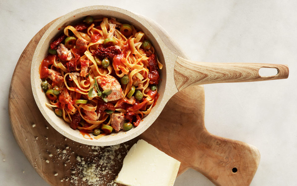 ταλιατέλες-με-τόνο-ελιές-και-λιαστή-ντ-2254075