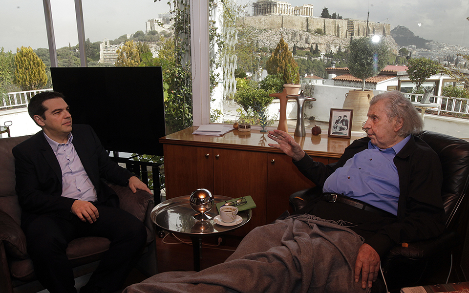 μίκης-θεοδωράκης-σε-τσίπρα-σε-συγχαίρ-2256189