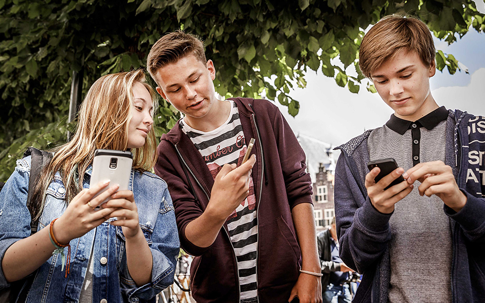 μας-κάνει-λιγότερο-έξυπνους-η-έξυπνη-τ-2258155