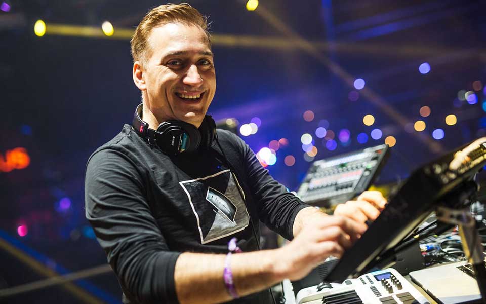 ηλεκτρονικά-γκάζια-δίπλα-στο-κύμα-2260721