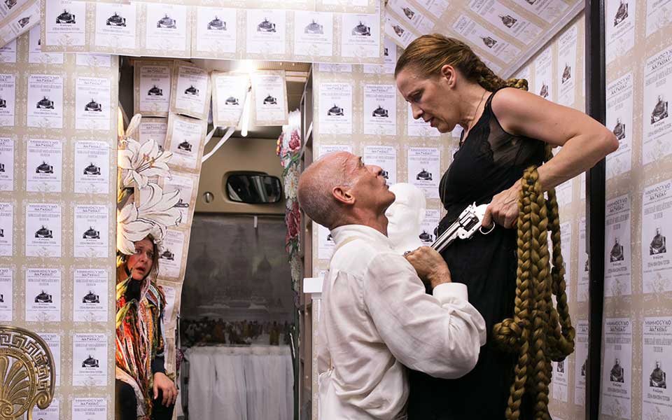 μια-αρκούδα-στο-λεωφορείο-2260979