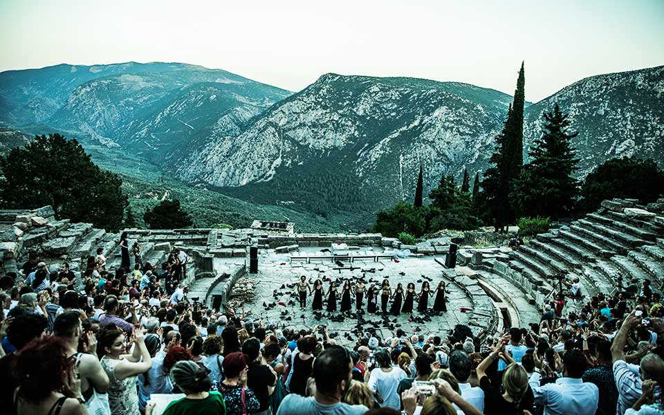 στο-θέατρο-δελφών-τα-βουνά-αντιλαλούν-2261414
