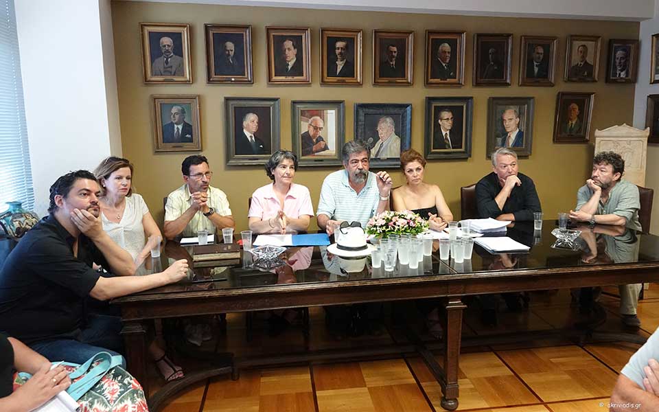 σε-αδιέξοδο-η-καμεράτα-ορχήστρα-φίλω-2261627