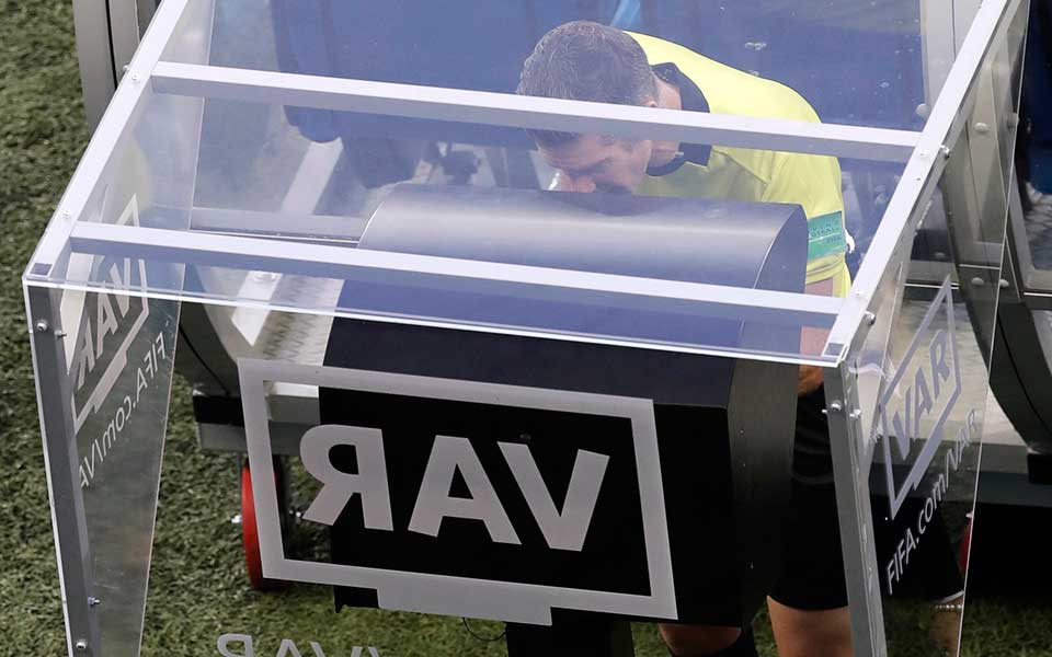 h-uefa-αναγκάζεται-να-ξαναδεί-το-var-2263477