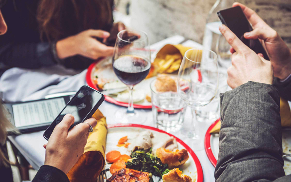 νοσταλγώντας-ένα-γεύμα-άνευ-τεχνολο-2263368