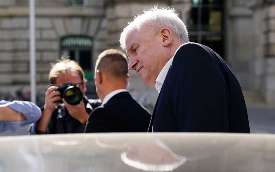 χ-ζεεχόφερ-δεν-θα-αφήσω-να-με-απολύσε-2259751