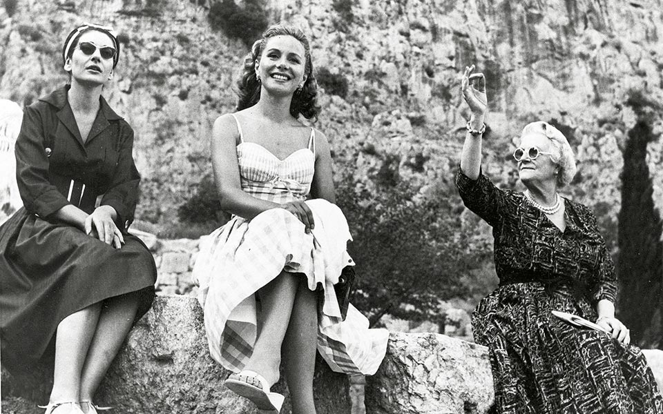 τρεις-κυρίες-στους-δελφούς-2265000