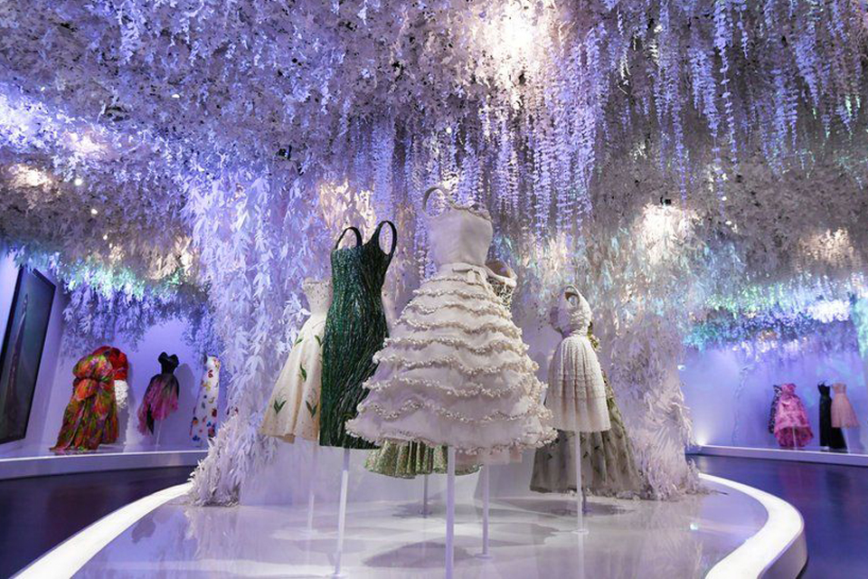 ο-σχεδιαστής-των-ονείρων-christian-dior-ταξιδεύ-2260005