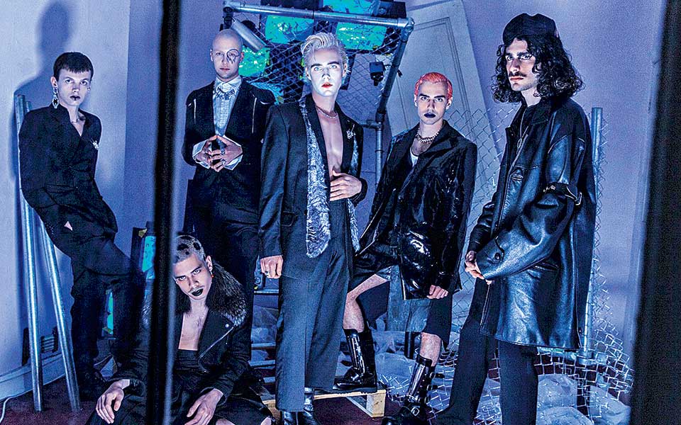 με-τη-θεατρικότητα-της-glam-rock-και-τη-μαχητι-2260980