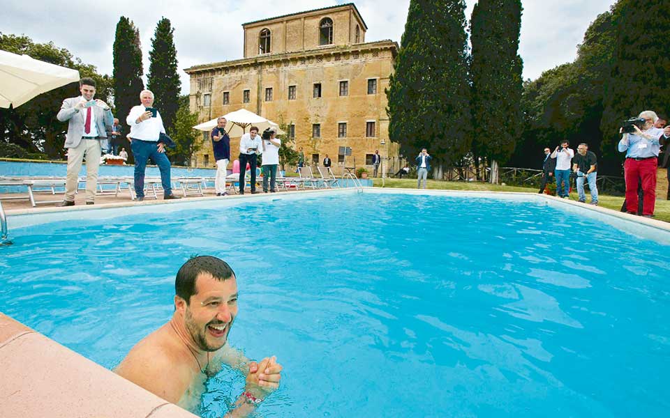 ιταλία-στην-πισίνα-της-μαφίας-ο-σαλβίν-2260081