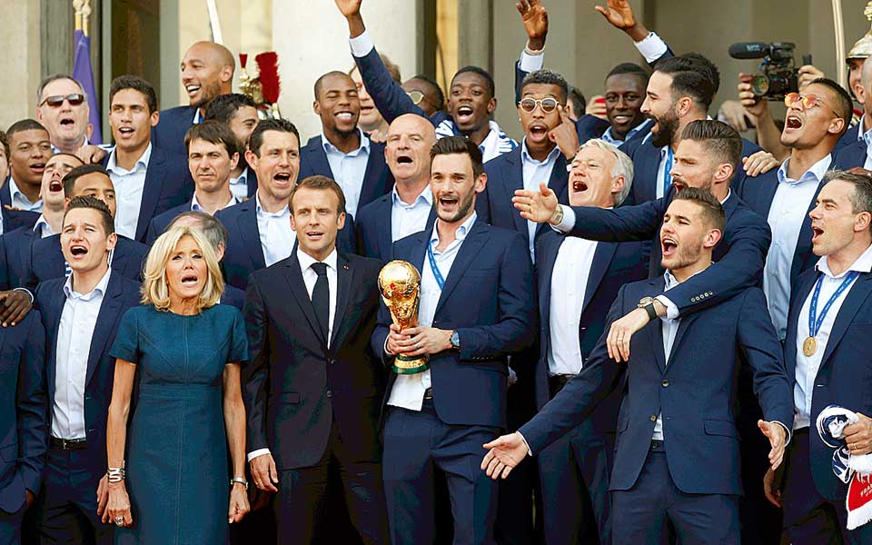 ενωμένη-η-γαλλία-αγκάλιασε-τους-πρωτα-2262623