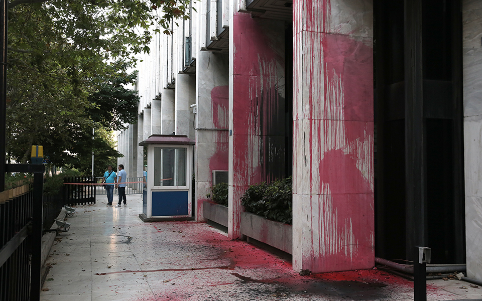 το-βίντεο-της-επίθεσης-του-ρουβίκωνα-σ-2263743