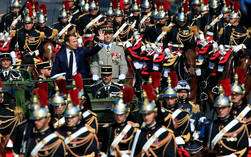 μεγαλειώδης-παρέλαση-στο-παρίσι-για-τ-2262280